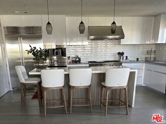 17328 Tramonto Dr in Los Angeles, CA - Building Photo - Building Photo