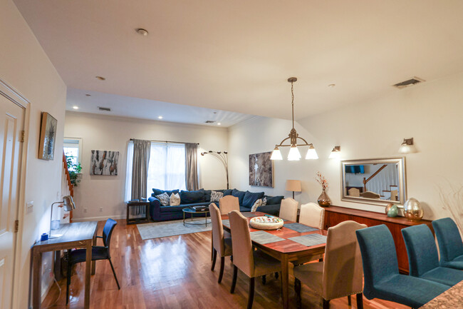 2 Harvard Sq, Unit 2 in Brookline, MA - Foto de edificio - Building Photo