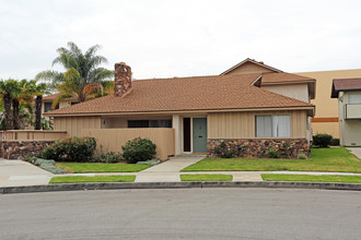 8142 La Paz Dr in Huntington Beach, CA - Building Photo - Building Photo