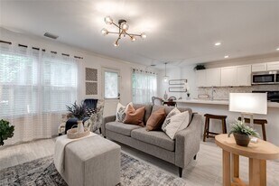 35 N Walden Elms Cir in Spring, TX - Building Photo