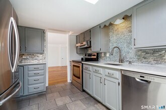 437 Hulls Farm Rd in Fairfield, CT - Building Photo - Building Photo