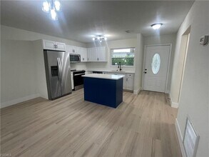 2180 Leisure Ln in Ft. Myers, FL - Foto de edificio - Building Photo