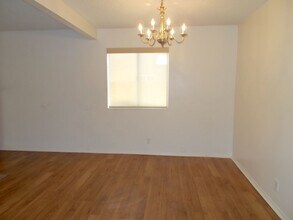 6236 Silverfield Dr in Las Vegas, NV - Building Photo - Building Photo