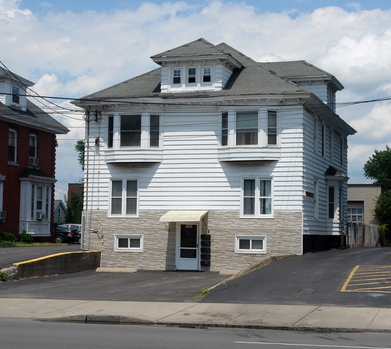 1062 W Genesee St in Syracuse, NY - Building Photo