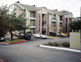 Hidden Oaks Apartments in San Antonio, TX - Building Photo - Building Photo