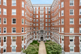 St. Regis Apartments in St. Louis, MO - Building Photo - Building Photo