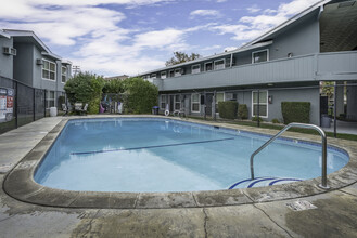 Ventura Gardens Apartments in Sacramento, CA - Foto de edificio - Building Photo