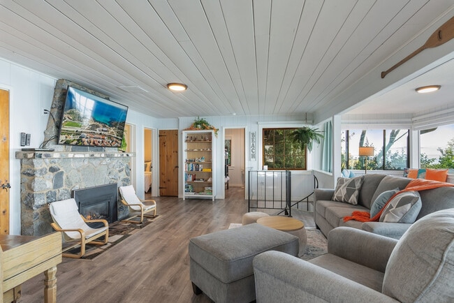 2038 S Breezy Point Rd, Unit SI ID1035858P in Camano, WA - Foto de edificio - Building Photo