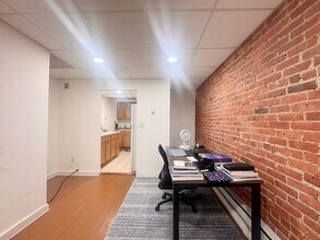 384 Riverway, Unit B in Boston, MA - Building Photo - Building Photo