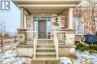 3026 Postridge Dr in Oakville, ON - Building Photo - Building Photo