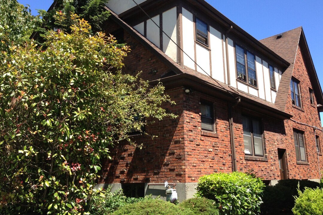 705 N 46th St in Seattle, WA - Building Photo
