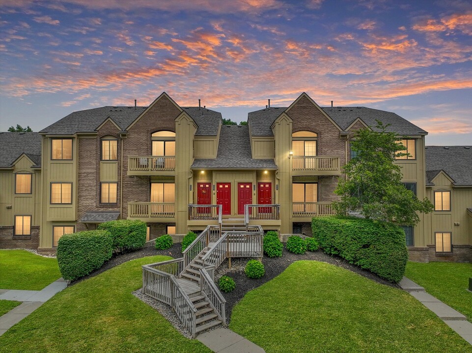 Saddle Creek Apartments in Novi, MI - Foto de edificio