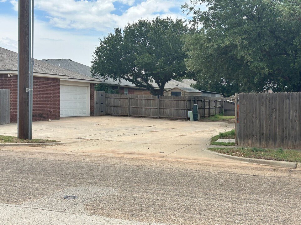 2102 87th St in Lubbock, TX - Building Photo