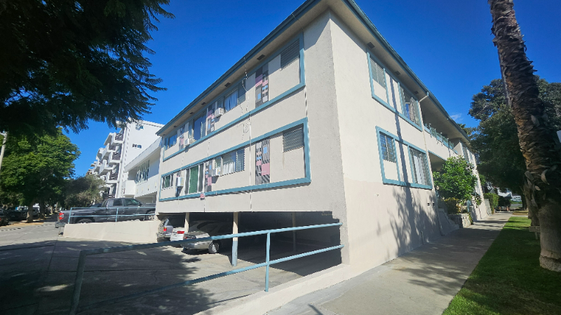 8315 Clinton Ave in West Hollywood, CA - Building Photo