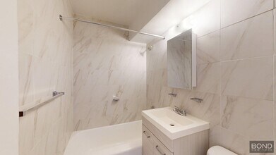 340 E 74th St in New York, NY - Building Photo - Building Photo