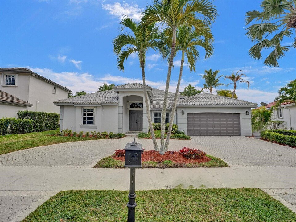 2587 Jardin Ct in Weston, FL - Foto de edificio