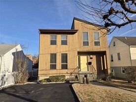 90 Graywood Rd in Port Washington, NY - Building Photo