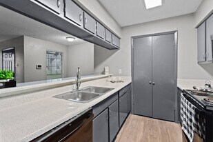 Harwell Apartments in Dallas, TX - Building Photo