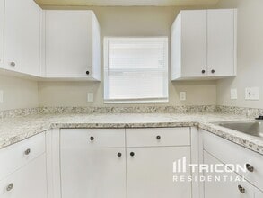 828 Cape Cod Cir in Valrico, FL - Building Photo - Building Photo