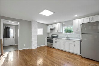 28 Spring St in Tuxedo, NY - Building Photo - Building Photo