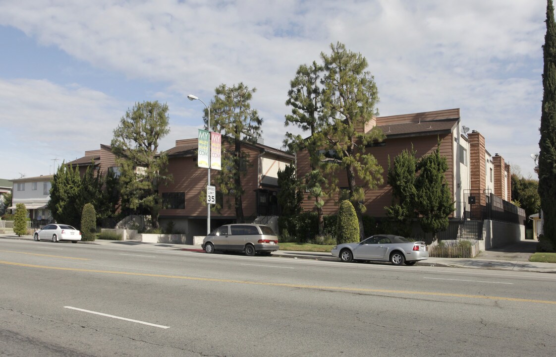 12411 Riverside Dr in Valley Village, CA - Building Photo