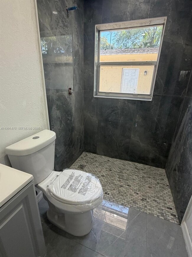 1946 NE 167th St in North Miami Beach, FL - Building Photo - Building Photo