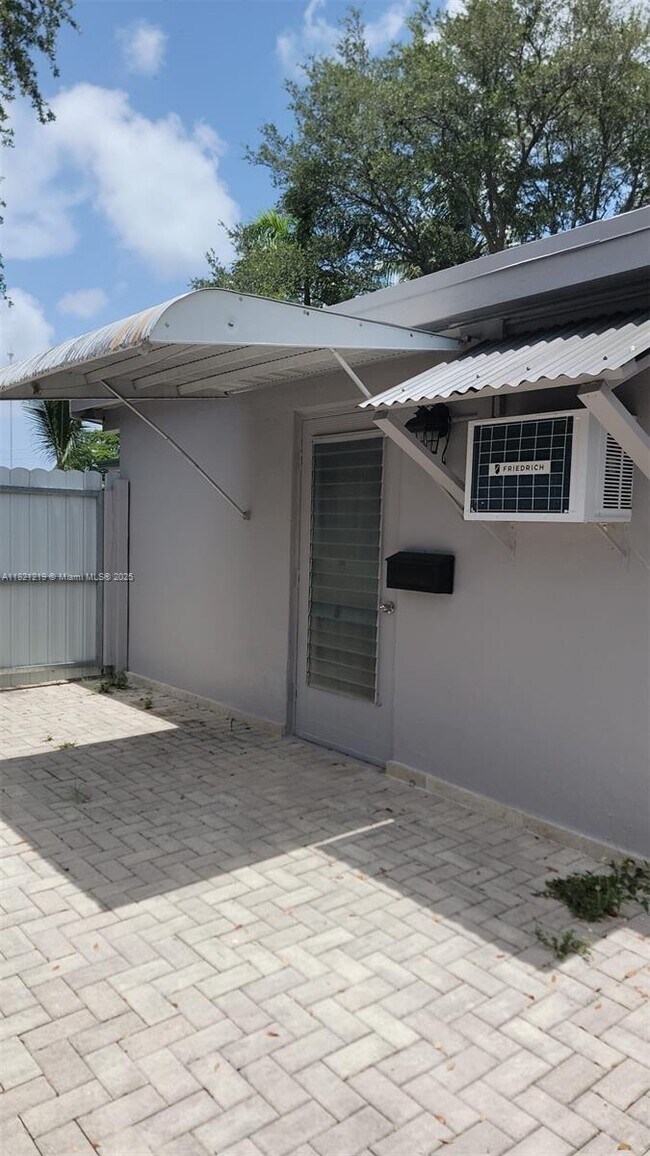 4111 SW 32nd St in West Park, FL - Foto de edificio - Building Photo