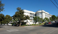 10905 Ohio Ave in Los Angeles, CA - Foto de edificio - Building Photo