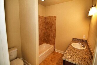 1974 Midyette Rd-Unit -1204 in Tallahassee, FL - Foto de edificio - Building Photo