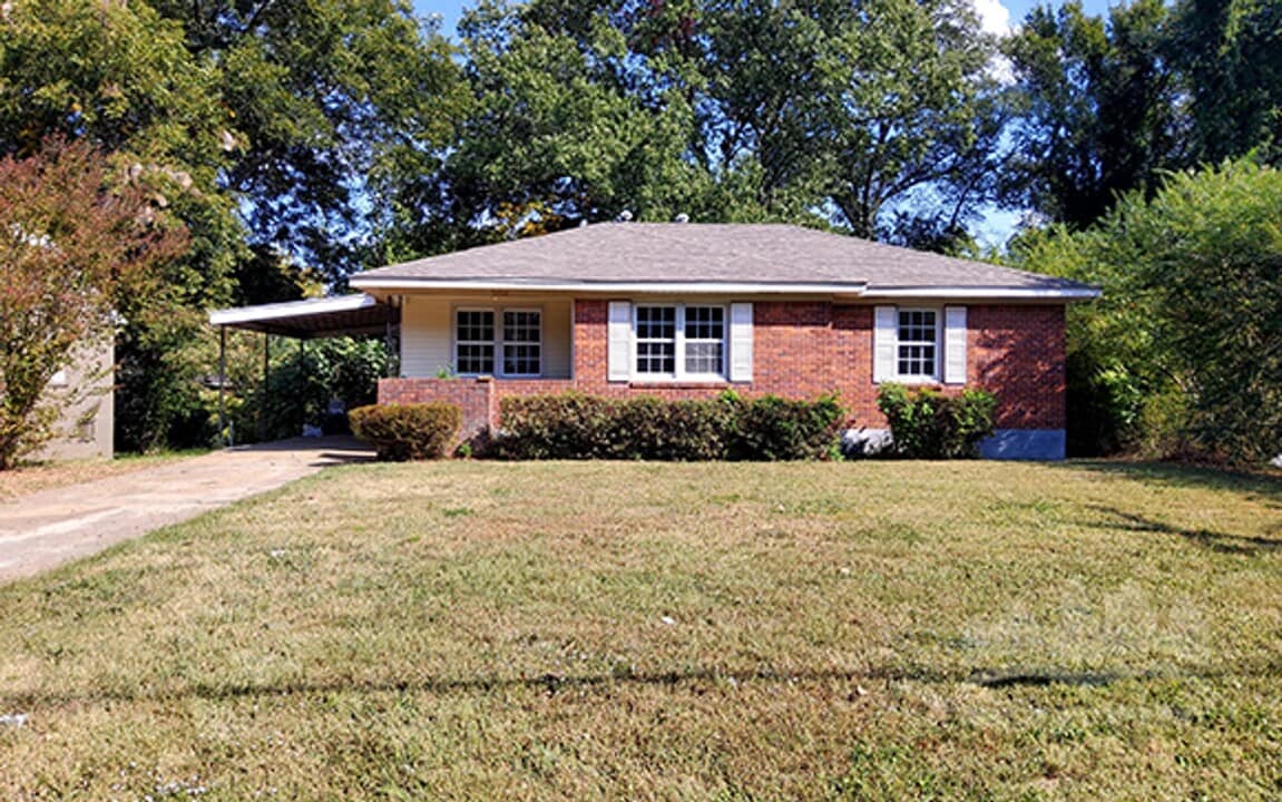 Welcome to the charming "Can't Get Any Cut in Memphis, TN - Building Photo