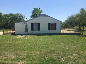511 N Houston St in Lorena, TX - Building Photo - Building Photo