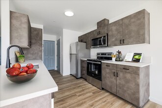 Trail Ave Apartments in Keizer, OR - Building Photo - Interior Photo