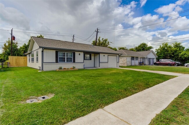 5317 Crestmont St in Baytown, TX - Foto de edificio - Building Photo
