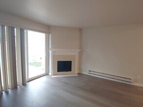 9484 Redmond Woodinville Rd NE, Unit C204 in Redmond, WA - Building Photo - Building Photo