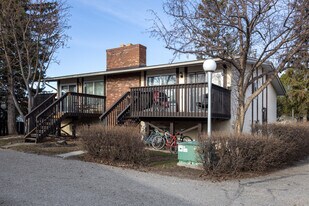 Lynnwood Estates in Calgary, AB - Building Photo