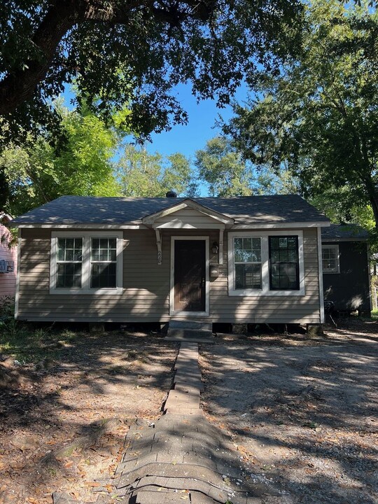 2215 Tulip St in Lake Charles, LA - Foto de edificio