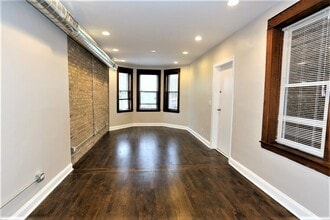 2647 N Sacramento Ave, Unit G in Chicago, IL - Building Photo - Building Photo