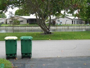 9616 Oakburst Ln in Tamarac, FL - Building Photo - Building Photo