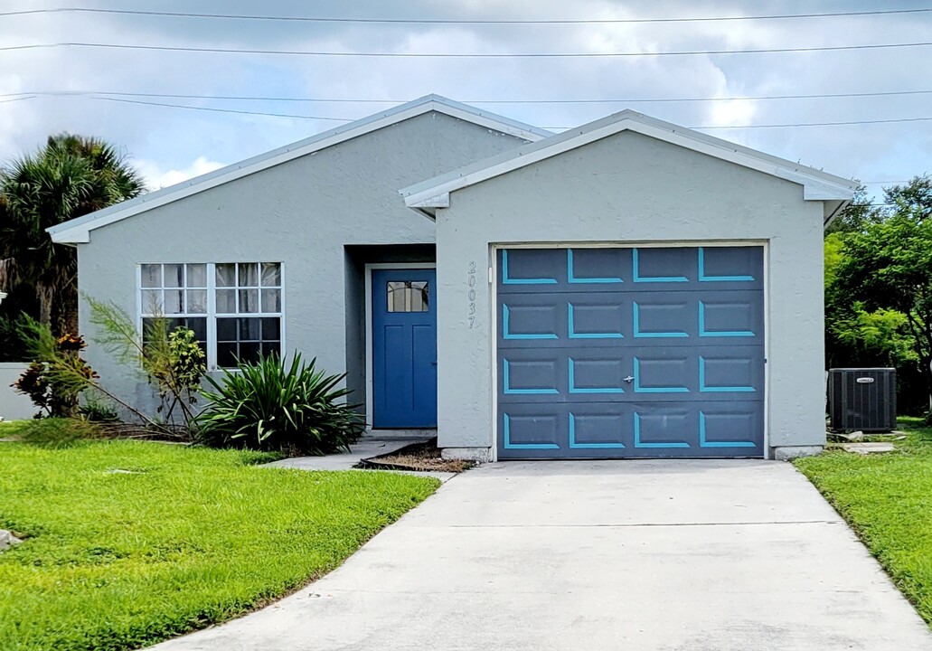 20037 Sancraft Ave in Port Charlotte, FL - Foto de edificio