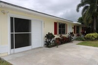 1852 SW Hampshire Ln in Port St. Lucie, FL - Foto de edificio - Building Photo