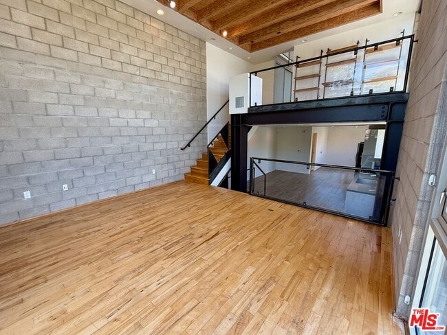 property at 530 N Larchmont Blvd