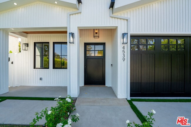 4539 Longridge Ave in Los Angeles, CA - Building Photo - Building Photo