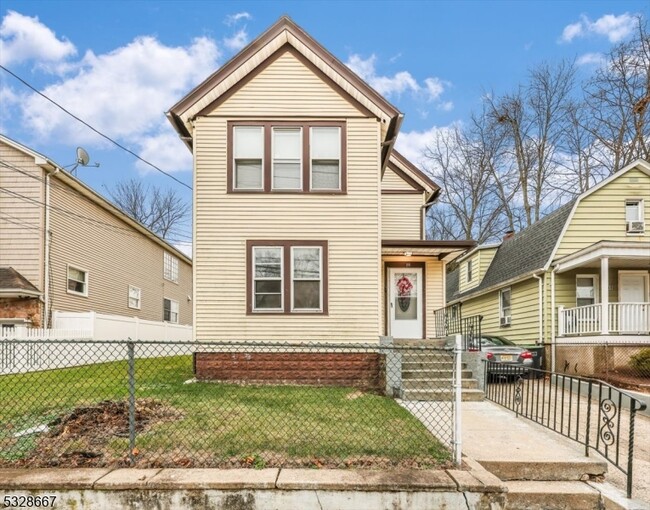 86 W Main St in Bergenfield, NJ - Building Photo - Building Photo