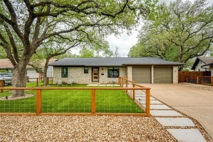 2305 Falcon Hill Dr in Austin, TX - Building Photo