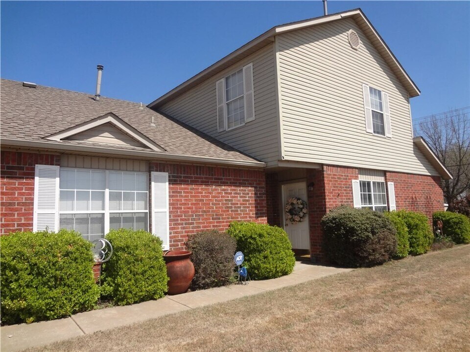 2402 Jeremiah Pl in Fayetteville, AR - Building Photo