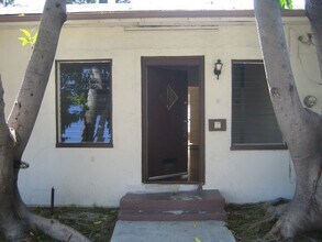 2103 Vine St, Unit 2 in Los Angeles, CA - Building Photo - Building Photo