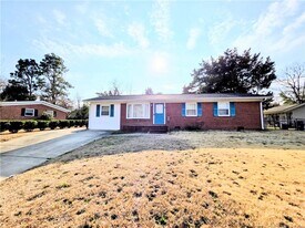 854 Stoneykirk Dr in Fayetteville, NC - Building Photo