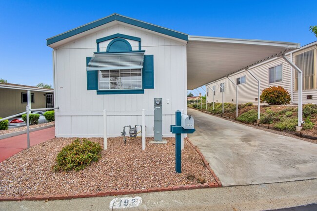 525 W El Norte Pky in Escondido, CA - Foto de edificio - Building Photo
