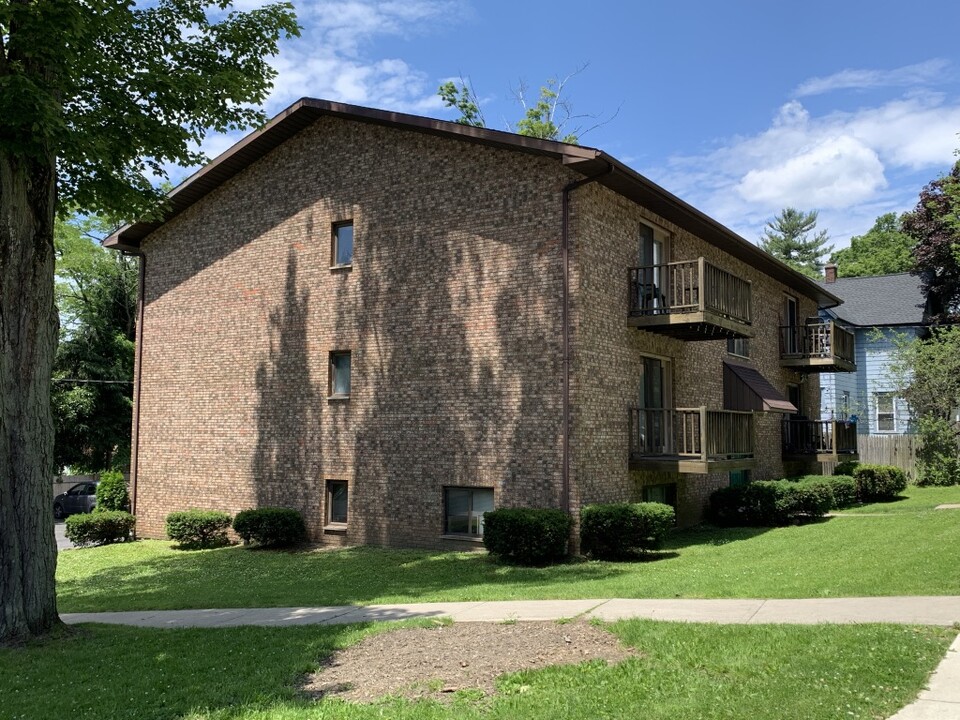 100 Lakeview Ave in Jamestown, NY - Building Photo