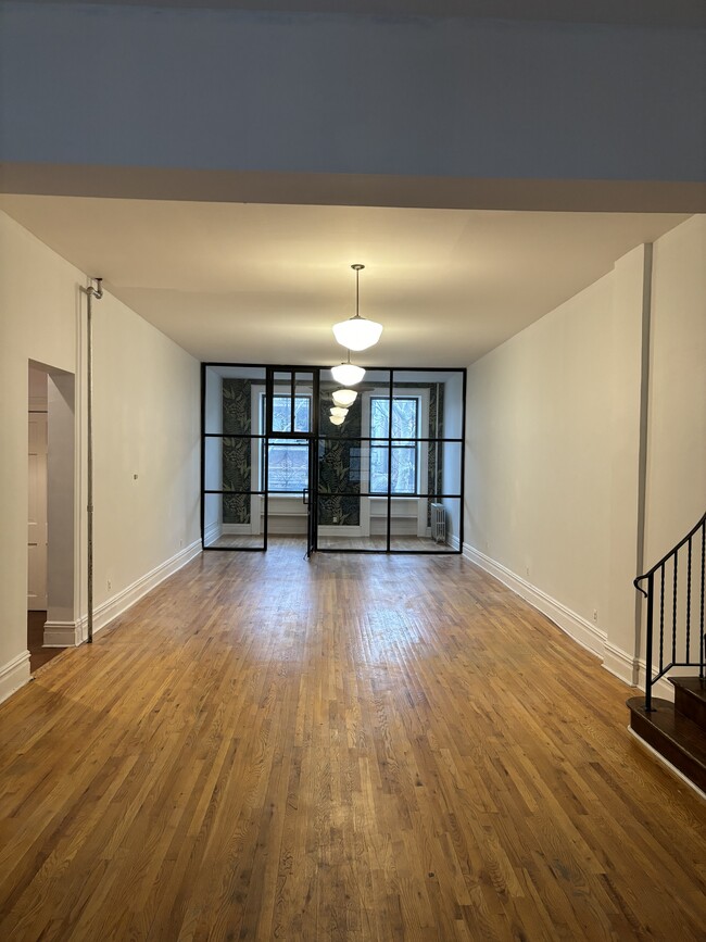 102 1st Pl in Brooklyn, NY - Building Photo - Interior Photo